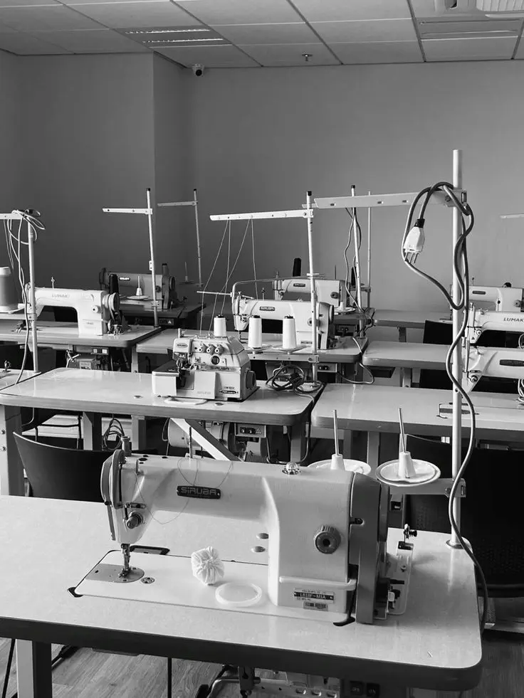 Taller de confección en Gamarra trabajando en producción de prendas